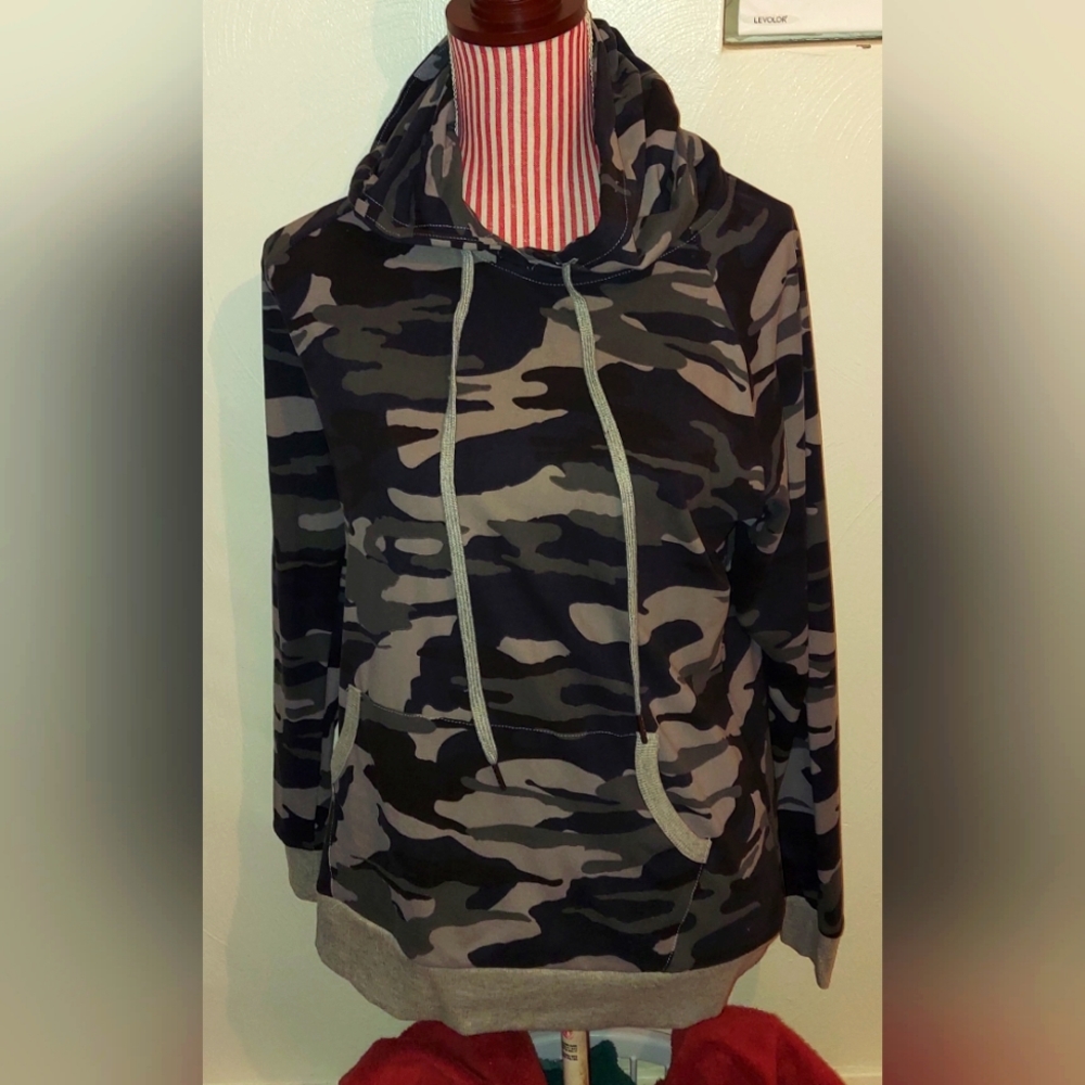 NWT LILDY SUPER SOFT CAMO HOODIE SIZE S-M